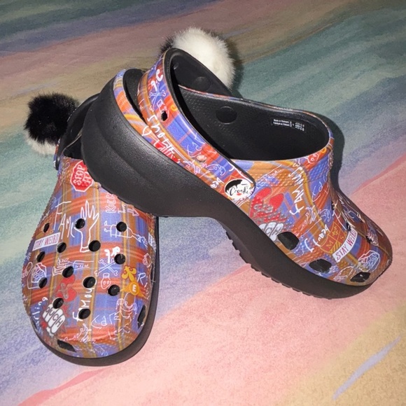 Crocs 101 Dalmatians Disney Cruella de ville crocs Womens size 6 limited edition - Picture 2 of 9
